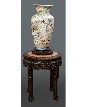 355-Lote formado por: jarrón en porcelana china con decoración esmaltada de gheisas en paisaje, sobre base en madera tallada, y mesita-peana en madera tallada con faldón calado y tapa de mármol veteado.