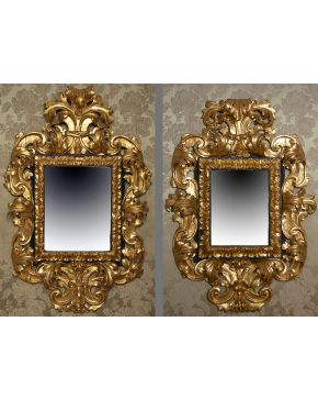 761-Magnífica pareja de espejos con marcoas en madera tallada, pintada y dorada, España s. XVII. Con decoración de hojas de cardo. Lunas originales.