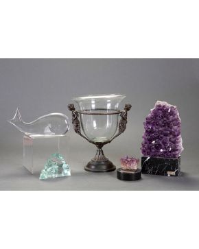 1020-Copa en cristal y montura en metal con representación de angelitos.