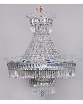 351-Lámpara de techo en cristal moldeado y tallado con decoración de cuentas, prismas y flores. 