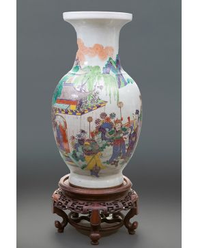361-Jarrón chino en porcelana, finales s. XIX. Escena de cabalgata de dignatario en paisaje. Sobre peana en madera tallada.
