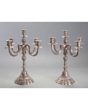 542-Pareja de candelabros de cinco luces en plata española punzonada. Estilo Luis XV, convertibles en candelero. Peso total (con contrapesos): 2,900 kg. Altura: 45 cm.