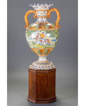 875-Gran jarrón en cerámica de Talavera con asas trenzadas y boca rizada, c. 1900  siguiendo modelos del s. XVII. 