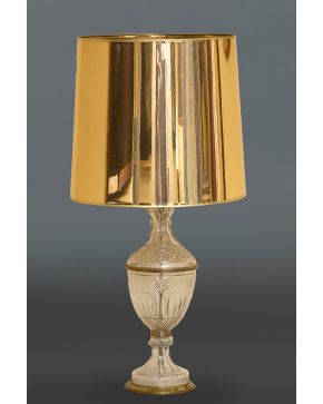 916-Lámpara en cristal moldeado con montura en bronce dorado, Francia, c. 1900. Con peanita en madera.