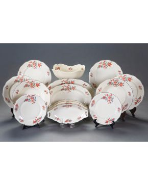 549-Vajilla porcelana de Bidasoa con decoración de motivos florales y filos dorados sobre fondo marfil.