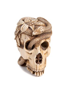 301 A-Calavera en marfil tallado con decoración de flor y serpiente. Se adjunta certificado Cites Medidas: 6,2 x 6 x 4,5 cm.