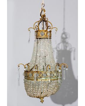782-Lámpara de techo tipo globo en bronce dorado con decoración de cuentas en cristal y prismas colgantes. 