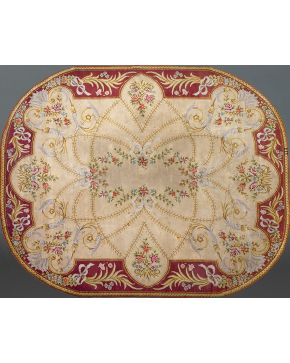 546-Alfombra ochavada en lana diseño Savonerie con marcas R.F.T. Decoración floral sobre campo beige y cenefa en granate. Decoración de lacerías y flores.