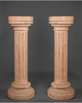 1023-Pareja de columnas-peanas en piedra de Segovia con pátina antigua, base y capitel moldurados y fuste acanalado.