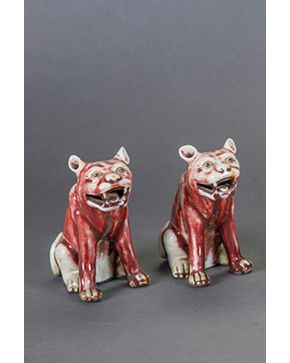 467-Pareja de perros en porcelana china esmaltada en rojo.