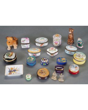 731-Catorce cajitas de colección y una bandejita y cuatro objetos indios: caja y figurita de esmalte y dos figuritas de bronce.