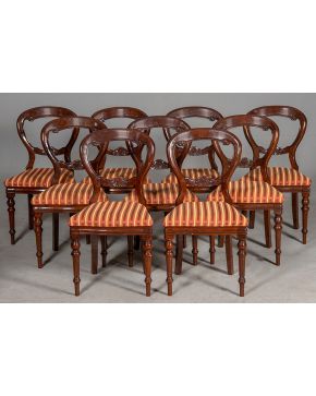545-Lote de comedor formado por: mesa extensible estilo inglés en madera de caoba. Con patas gallonadas sobre ruedas, y diez sillas con patas delanteras torneadas y tapicería de rayas (una desencolada).