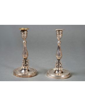 955-Pareja de elegantes candeleros fernandinos en plata, con marcas de Madrid, Villa y Corte, 1830. Vicente Perate. Inicales grabadas. 