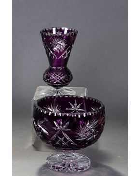 951-Lote en cristal tallado de Bohemia en color en morado e incoloro compuesto por florero y centro de mesa. 