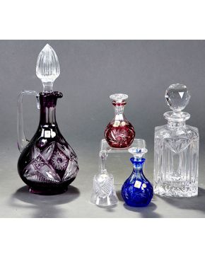 957-Lote de cinco piezas en cristal tallado de Bohemia en azul, rojo rubí, morado e incoloro combinado. Compuesto por: jarra para vino, licorera, vinajeras y campana. 