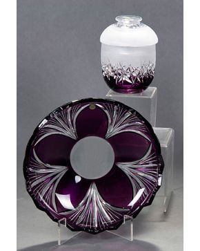 950-Lote de dos piezas en cristal de Bohemia tallado en color morado e incoloro compuesto por: centro de mesa y bombonera. 