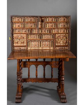 878-Bargueño salmantino en madera tallada y pintada con aplicaciones de hueso. Frente compartimentado con gavetas y puertas. Sobre pie de puente. s. XIX.