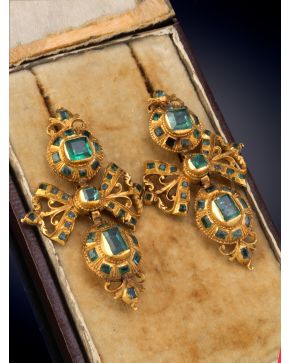 1-PENDIENTES ANTIGUOS CON ESMERALDAS sobre una montura de oro amarillo de 18k. 