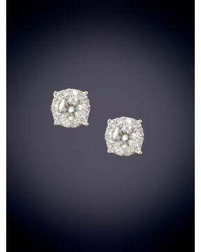 10-BELLOS PENDIENTES CON UN DIAMANTE CENTRAL ORLADO POR BRILLANTES DE 1CT EN TOTAL sobre una montura en oro blanco de 18K. 