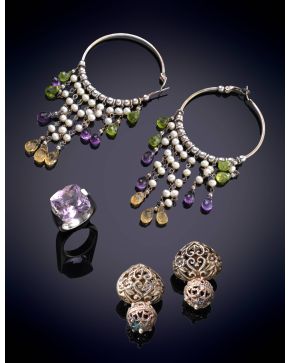 1005-CONJUNTO FORMADO POR TRES PIEZAS EN PLATA: UNA SORTIJA CON AMATISTA, UNAS GITANILLAS CON AMATISTAS, PERIDOTOS Y CITRINO Y UNOS PENDIENTES DE PLATA CALADOS.