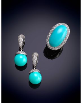 1007-CONJUNTO EN PLATA COMPUESTO POR PENDIENTES Y SORTIJA CON PIEDRA AZUL Y DECORADOS POR CRISTALES.