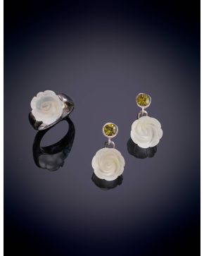 1008-CONJUNTO DE PLATA FORMADO POR SORTIJA Y PENDIENTES EN FORMA DE ROSA.