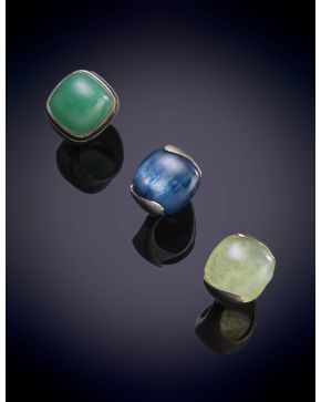 1010-LOTE DE TRES SORTIJAS EN PLATAS CON PIEDRAS TALLA CABUJÓN.