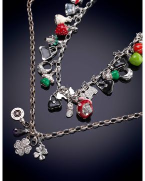 1011-THOMAS SABO CONJUNTO FORMADO POR DOS CADENAS CON DIGES COLGANTES EN PLATA Y ESMALTE.