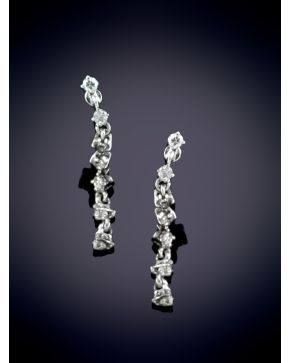 11-BELLOS PENDIENTES CON UNA FINA HILERA DE BRILLANTES DE 0,35CT APROX sobre una montura en oro blanco de 18K.