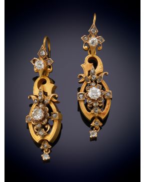 12-PENDIENTES ANTIGUOS DE DIAMANTES con bello diseño sobre una montura de oro amarillo mate de 18k. 