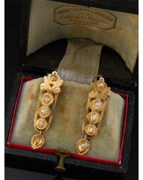 2-PENDIENTES ANTIGUOS DE ORO AMARILLO DE 18K CON PERLITAS. 