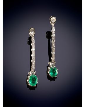 3-BELLOS PENDIENTES CON UNA ESMERALDA QUE PENDE DE UNA HILERA DE BRILLANTES sobre una montura de oro blanco de 14K.