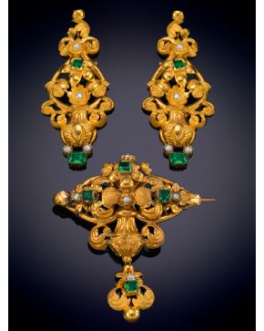 5-DELICADO CONJUNTO FORMADO POR BROCHE Y PENDIENTES. Montura bellamente cincelada en oro amarillo.