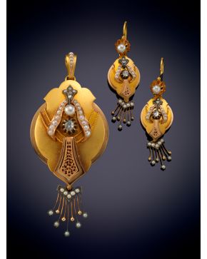 8-CONJUNTO ANTIGUO DE PERLITAS Y DIAMANTES formado por colgante guardapolvo y pendientes sobre una montura de oro amarillo de 18k. 