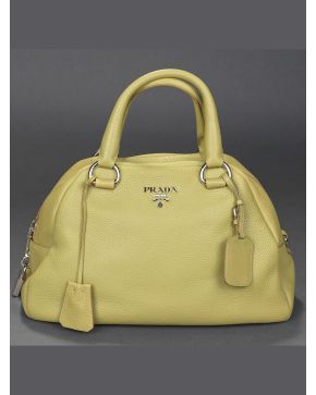 820- PRADA Bolso de mano de piel color verde pistacho con llave y colgador. 