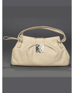 821-LOEWE Bolso de mano en piel color blanco roto con la insignia en metal plateado en el frente.