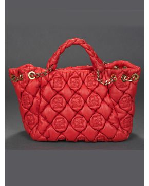 822-CAROLINA HERRERA Bolso acolchado en piel roja con iniciales CH grabadas.
