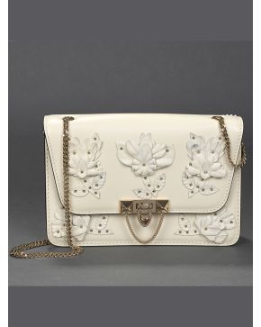 824-VALENTINO Bolso en piel blanco con detalles florales.