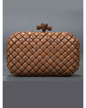 825-BOTTEGA VENETA Pochette en color beige.
