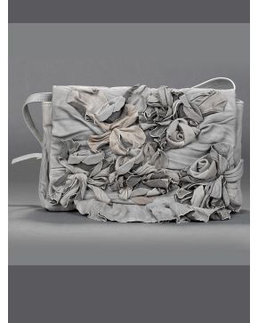 827-VALENTINO Bolso en seda gris con flores.