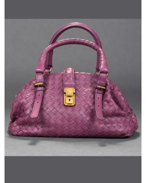 828-BOTTEGA VENETA Bolso en piel trenzada color morado.