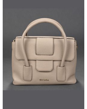 829-ESCADA Bolso en piel beige, estilo geométrico.