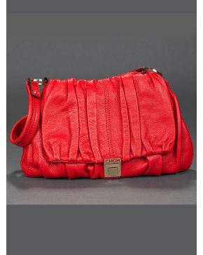 830-CAROLINA HERRERA  Bolso en piel rojo con pliegues, cierre en metal dorado, Con su bolsa de tela.