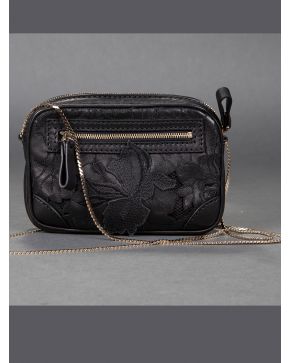 831-VALENTINO Bolso cartera en piel negra con cadena.