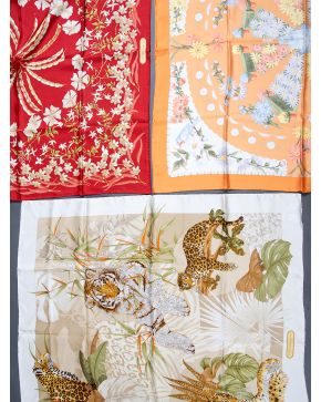 871-SALVATORE FERRAGAMO Lote de tres pañuelos en seda.