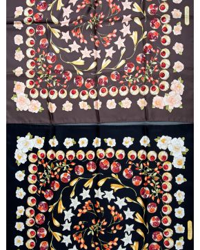 872-SALVATORE FERRAGAMO Lote de dos pañuelos en seda.