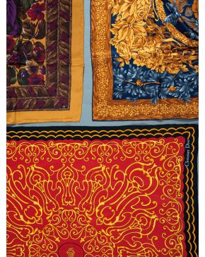 876-DIOR Lote de tres pañuelos en seda.