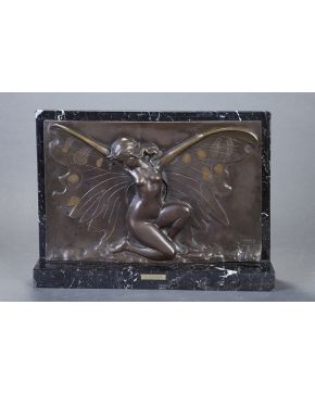 2015-AGUSTÍ GUASCH GOMEZ (Barcelona, 1913) Ninfa del bosque" Bajorrelieve en bronce sobre base de mármol negro. Firmado. Medidas: 36x49x9 cm."