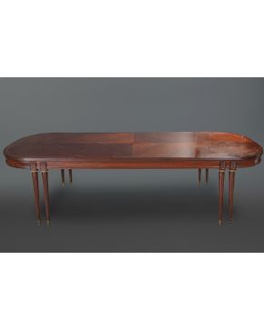 932-Gran mesa de comedor estilo Luis XVI en madera de caoba. Con cuatro pares de patas acanaladas y tapa formando dibujo romboidal. Medidas: 78x104x285 cm. 