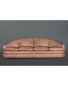 2061-Gran sofá alabeado con tapicería en seda rosa. Medidas: 78x95x305 cm.
